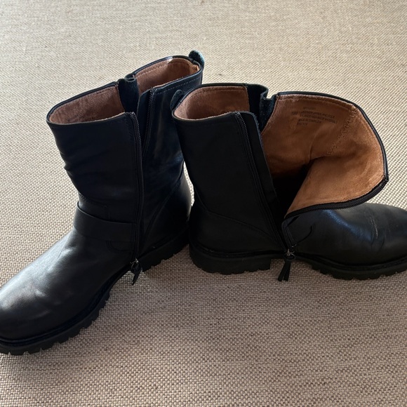SOFFT brand Leather Zip-Back Ankle Boots - Picture 7 of 9